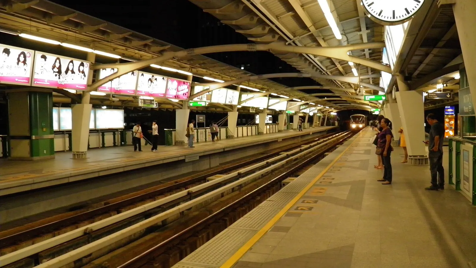 The platform of BTS Nana station at night