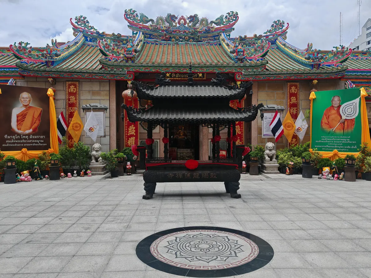 曼谷唐人街华人佛寺龙莲寺（Wat Mangkon Kamalawat）华丽的外观